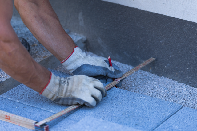 Mesure et marquage d’un pavé avant la pose