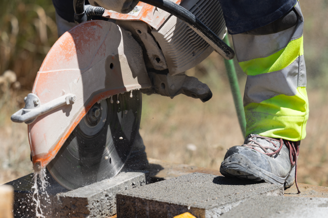 Découpe précise d’un pavé sur le chantier Horizon Vert